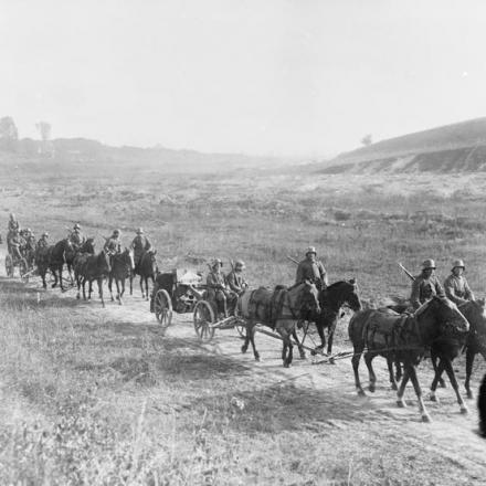 Una batteria di artiglieria da campo tedesca in movimento, agosto 1918. © IWM (Q 55432)