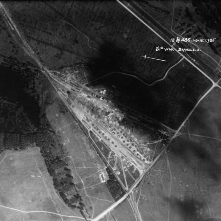 Ricognizione aerea del 1 settembre 1918.  Baralle, sulla strada tra Cambrai e Arras.  © IWM (BOX 783-486-18JF-51B-1918)