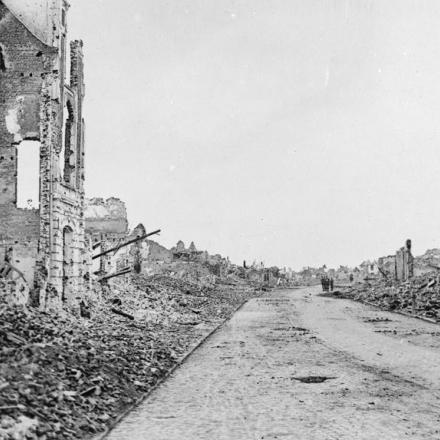 Le rovine di Rue d'Ypres a Bailleul, 2 settembre 1918. © IWM (Q 47668)