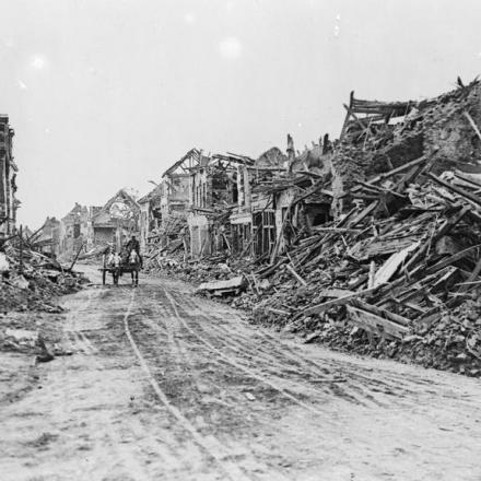 Le rovinaedi  Rue d'Armentieres a Bailleul, 2 settembre 1918. © IWM (Q 47669)