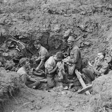 Soldati britannici che passano il tempo necessario all'igiene personale in una buca di granata vicino a Mont Kemmel, il 2 settembre 1918.© IWM (Q 72619)