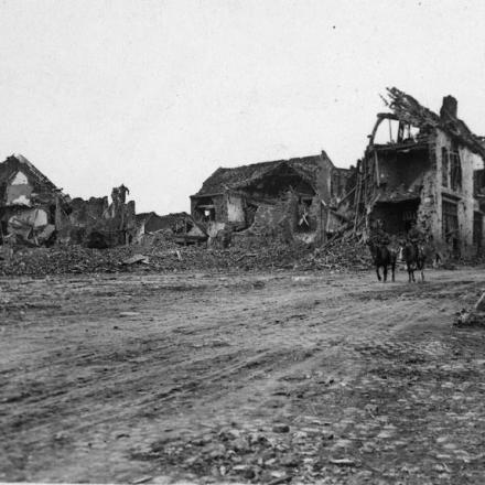 Truppe britanniche a cavallo in Plichon Square a Bailleul, 2 settembre 1918. © IWM (Q 78713)