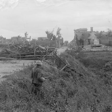 Un soldato, probabilmente della 5a Divisione australiana, esamina una barricata eretta dai tedeschi all'ingresso di Peronne,  il 3 settembre 1918, durante la Battaglia di Bapaume.© IWM (Q 11270)