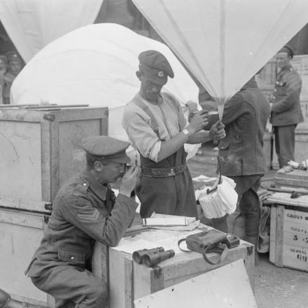 Un caporale del Reggimento dell'Hampshire valuta la destinazioni dei volantini per direzione e velocità del vento, lunghezza della miccia accesa e intervalli tra il rilascio dei foglietti. © IWM (Q 11322)