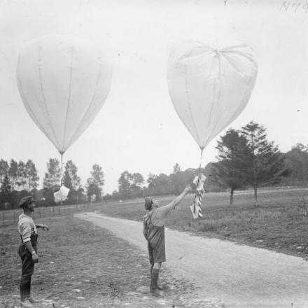 Due soldati del reggimento dell'Hampshire rilasciano palloncini, a cui sono attaccati i pacchi di volantini di propaganda. Vicino a Bethune, il 4 settembre 1918. © IWM (Q 12193)