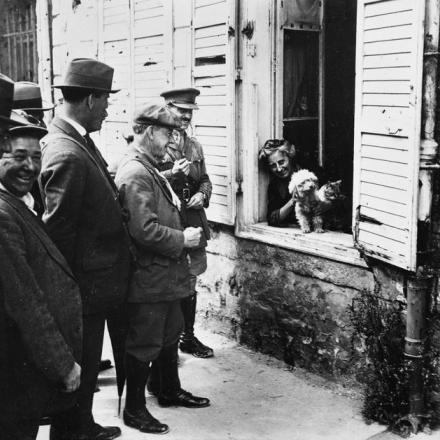 Giornalisti dei Dominion parlano con un'anziana francese di Arras che è rimasta in città per tutta la durata della guerra, il 5 settembre 1918. © IWM (Q 11301)