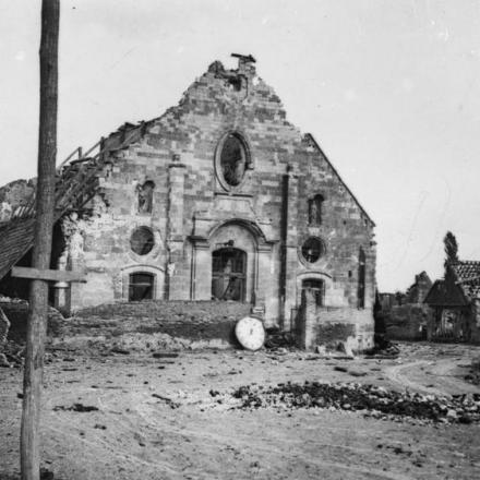 La chiesa in rovina a Esmery, il 5 settembre 1918. © IWM (Q 61239)
