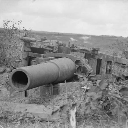 Seconda battaglia di Bapaume. Un obice tedesco Mörser 10  rovesciato a Moislains, il 5 settembre 1918. © IWM (Q 7042)