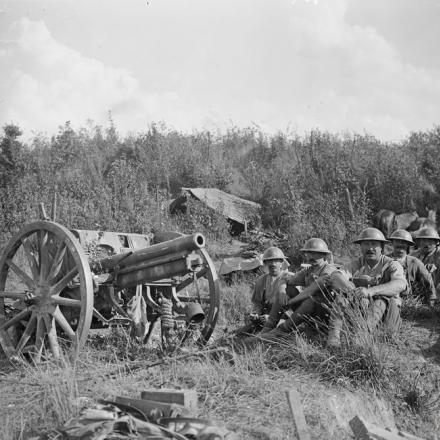 Seconda battaglia di Bapaume. Truppe del 7 ° battaglione, Royal Sussex Regiment, e uno dei cannoni FK 96 n.A. catturati. Vicino a Moislains, il 5 settembre 1918. © IWM (Q 7045)