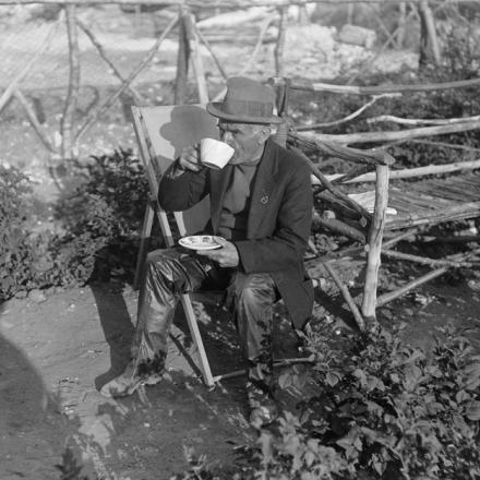 Un giornalista dei Dominion che prende il tè ad Etaples, il 6 settembre 1918. © IWM (Q 11284)