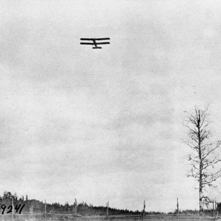Un aviatore britannico prova il suo caccia Bristol a Bakharitza, il 6 settembre 1918. © IWM (Q 69602)