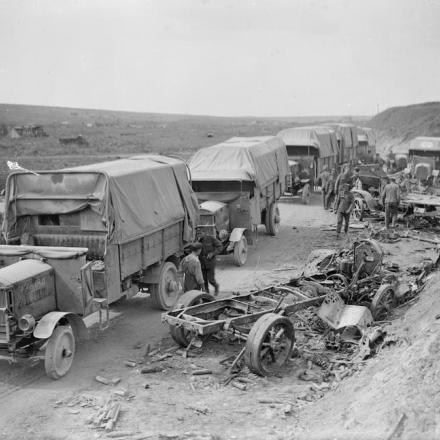 Battaglia di Drocourt-Queant Line. Un convoglio di camion britannici Maudslay da 3 to. sosta accanto ai relitti di un trasporto motorizzato tedesco distrutto . Vicino a Queant, il 6 settembre 1918. © IWM (Q 7064)