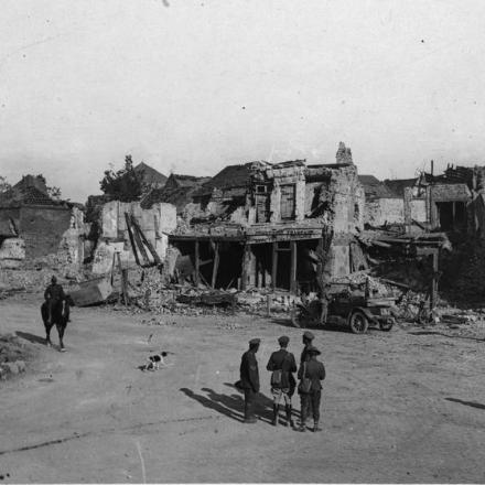 Ufficiali britannici in Piazza del Municipio a Bapaume, 6 settembre 1918. © IWM (Q 78734)