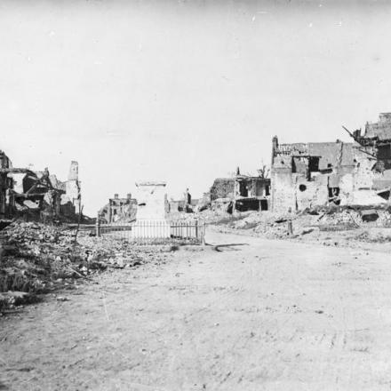 Edifici in rovina in un angolo di piazza del Municipio e via Douai a Bapaume, 7 settembre 1918. © IWM (Q 49843)