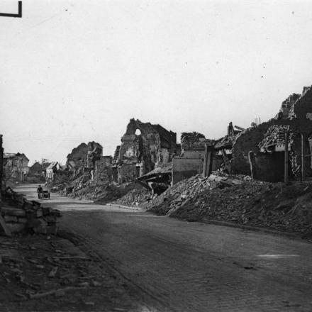 Rovine della Grande Rue a Bapaume, 7 settembre 1918. © IWM (Q 78738)