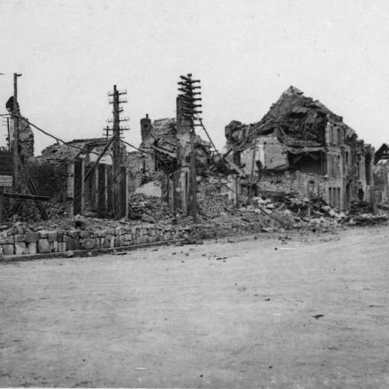 Rovine nella Grand Rue di Peronne, 8 settembre 1918. © IWM (Q 78716)
