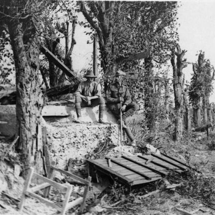 Truppe australiane in un posto di osservazione tedesco sopra a un bunker per mitragliatrice catturati a Mont-Saint-Quentin, 8 settembre 1918. © IWM (Q 78720)