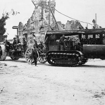 Trattore che traina un cannone pesante Mark VIII da 6 pollici della Royal Garrison Artillery per seguire l'avanzata delle truppe. Peronne, 8 settembre 1918. © IWM (Q 97431)
