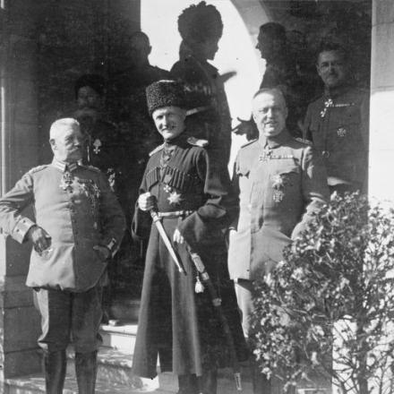 Il generale Pavlo Skoropadskyi, l'Hetman dell'Ucraina, ospite del quartier generale tedesco a Spa con il feldmaresciallo Paul von Hindenburg e il generale Erich Ludendorff, il 9 settembre 1918. © IWM (Q 52187)