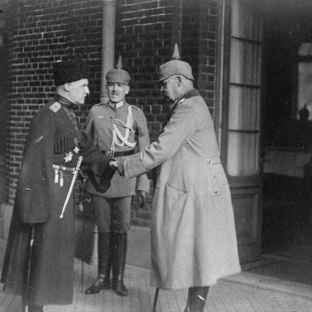 Il feldmaresciallo Paul von Hindenburg saluta il generale Pavlo Skoropadskyi, l'Hetman dell'Ucraina, durante la conferenza pressoil quartier generale tedesco a Spa, il 9 settembre 1918. In secondo piano il generale Groebe. © IWM (Q 70044)