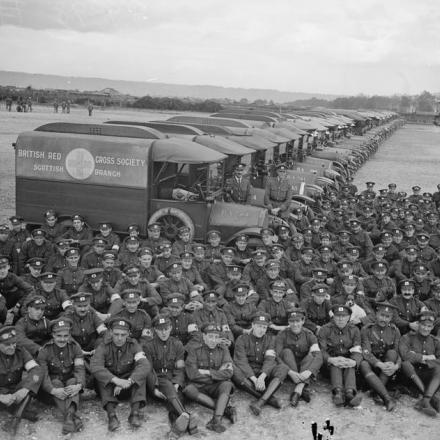 Ambulanze e autisti dell'unità mobile della Croce Rossa scozzese a Rouen, 10 settembre 1918. © IWM (Q 9298)