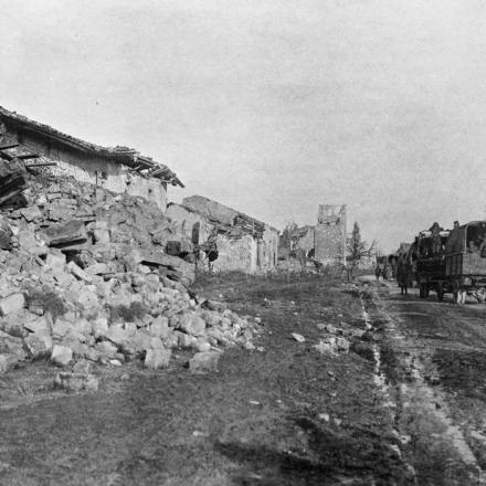 Un convoglio motorizzato con truppe americane in movimento. © IWM (Q 103725)