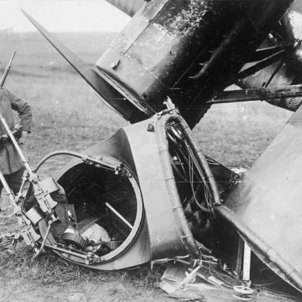 Un soldato tedesco di fianco a un aereo britannico abbattuto, nel settembre del 1918. © IWM (Q 53945)