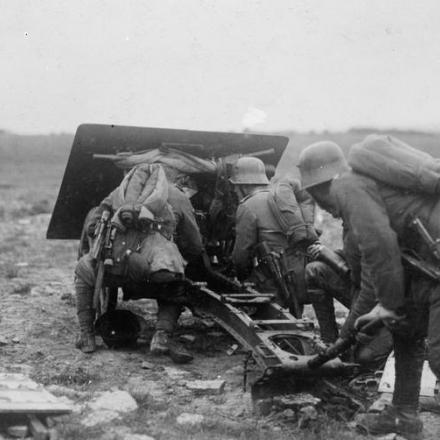 Artiglieri tedeschi che presidiano un cannone da campo, nel settembre del 1918. © IWM (Q 54414)