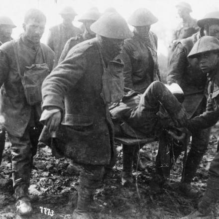 Prigionieri britannici che portano i loro feriti in una stazione di soccorso avanzata tedesca, nel settembre 1918. © IWM (Q 88111)