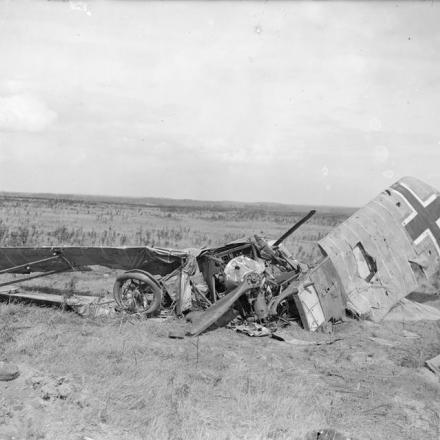 Relitto di un biplano tedesco Hannover CL.IIIA caduto nelle linee inglesi, vicino a Inchy, il 13 settembre 1918. © IWM (Q 11915)