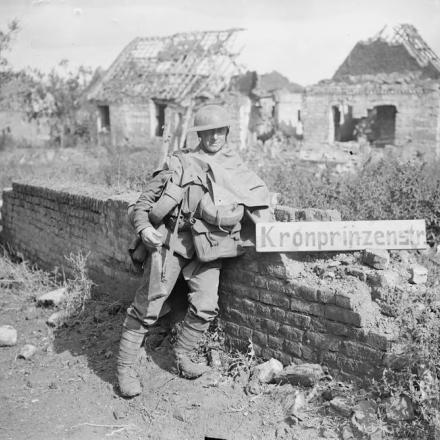 Battaglia della linea Drocourt-Queant. Un soldato del 6 ° Battaglione, King's (Liverpool Regiment), e un cartello tedesco "Kronprinzenstr." Inchy, 13 settembre 1918. © IWM (Q 7065)