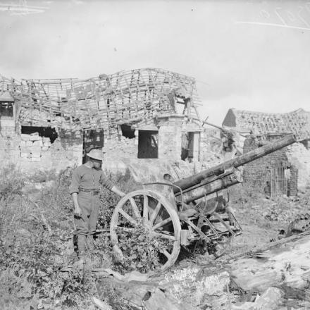 Battaglia della linea Drocourt-Queant. Cannone FK 16 tedesca da 7,7 mm catturato a Pronville e utilizzato occasionalmente dagli artiglieri britannici, il 13 settembre 1918. © IWM (Q 7070)
