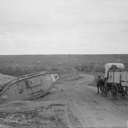 Seconda Battaglia di Arras. Un'ambulanza a cavalli e un tank reso inutilizzabile dal gas all'incrocio. Croisilles, 13 settembre 1918.  © IWM (Q 7080)