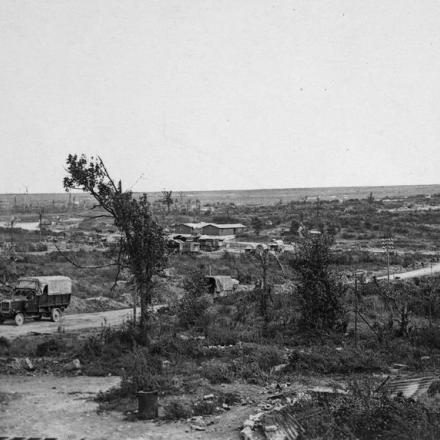 Camion militari che attraversano le rovine del villaggio di Combles, 14 settembre 1918. © IWM (Q 78744)