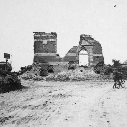 Un ciclista britannico che passa le rovine del municipio a Combles, il 14 settembre 1918. © IWM (Q 78747)