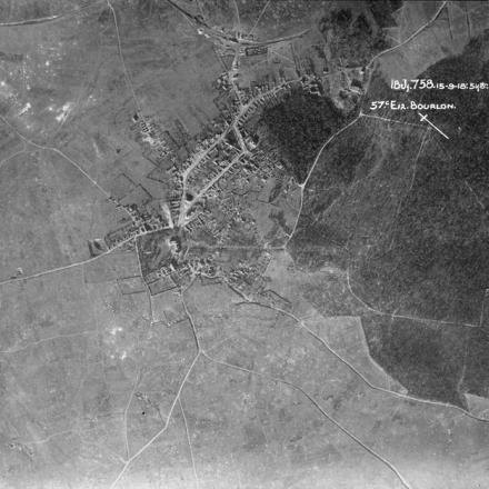Ricognizione aerea del 15 settembre 1918, Bourlon e il bosco di Bourlon. © IWM (BOX 864-758-18JF-57C-1918)