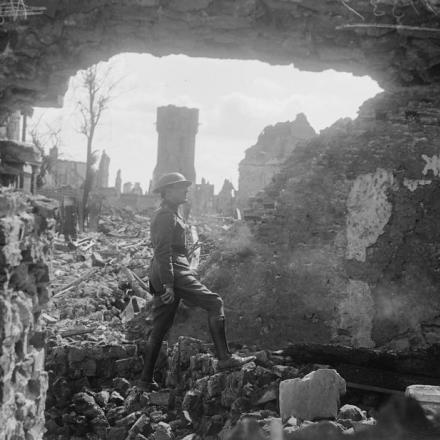 Una veduta delle rovine di Bethune tra cui il Belfry, 15 settembre 1918. © IWM (Q 11337)