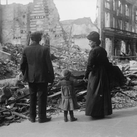 Una famiglia di rifugiati di ritorno ad Amiens, guardando le rovine di una casa, il 17 settembre 1918. © IWM (Q 11341)
