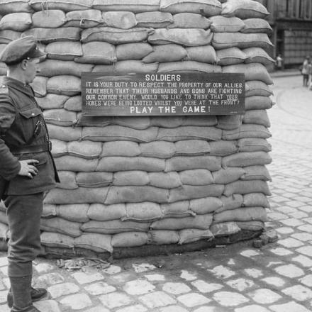 Un avviso esposto nel centro della città di Amiens invita i soldati a rispettare le proprietà degli abitanti loro alleati, il 17 settembre 1918. © IWM (Q 23590)