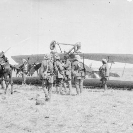 Fronte asiatico. Rivolta di Lawrence. Il biplano BE.12 del tenente Junor  dopo un atterraggio forzato vicino a Mezerib. © IWM (Q 58703)