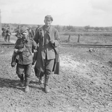 Battaglia di Epehy. Feriti e prigionieri in arrivo, vicino a Epehy, il 18 settembre 1918. Il soldato ferito in primo piano proviene da un'unità di Bantam. © IWM (Q 11329)