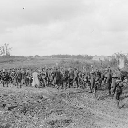 Colonna dI prigionieri tedeschi vicino a Epehy, il 18 settembre 1918. © IWM (Q 11335)