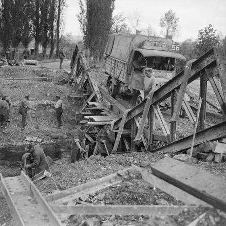 Un camion della 32a Divisione attraversa un ponte provvisorio appena completato dai Royal Engineers sopra la Somme a Monchy-Lagache, il 18 settembre 1918. © IWM (Q 9319)