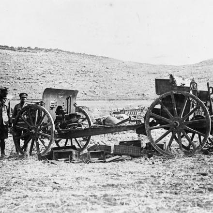 Palestina. Una cannone sulla strada Nablus-Tul Keram, il 19 settembre 1918. © IWM (Q 12319)