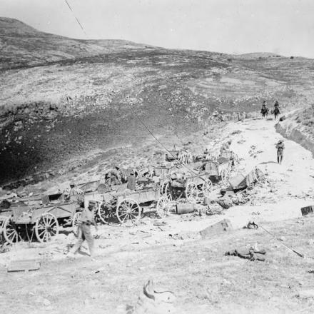 Palestina. Trasporto turco distrutto da aerei britannici sulla strada Nablus-Beisan, 20 settembre 1918. © IWM (Q 12309)
