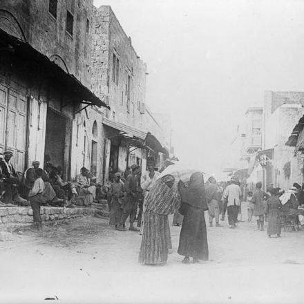 Palestina. Battaglia di Sharon. La strada principale di Tul Keram il giorno dopo che è stata presa, 20 settembre 1918. © IWM (Q 12321)