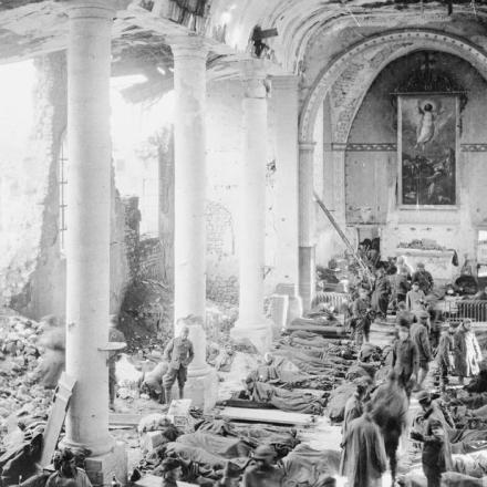 I feriti americani dal personale del 110 ° treno sanitario in una vecchia chiesa distrutta a Neuville-sur-Ornain, il 20 settembre 1918. © IWM (Q 70741)