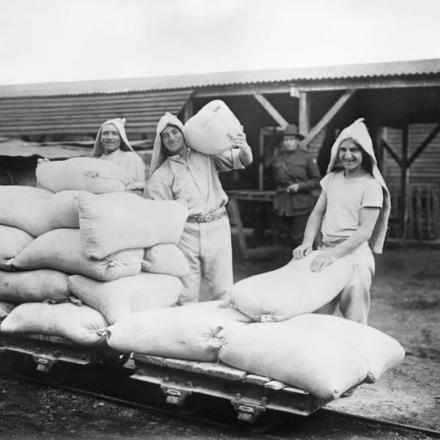 Portatori di farina di un panificio australiano, Rouen, Francia. © IWM (E(AUS) 3465)