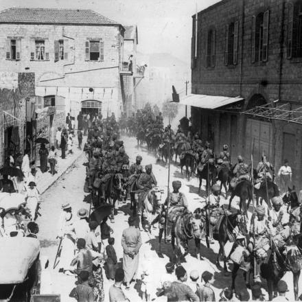 Palestina. Cavalleria indiana dei Jodhpore e Mysore Lancers, 16ª Brigata di cavalleria (servizio imperiale) che attraversa Haifa in seguito alla cattura della città dalla Turchia (Impero Ottomano), 23 settembre 1918. © IWM (Q 12335)