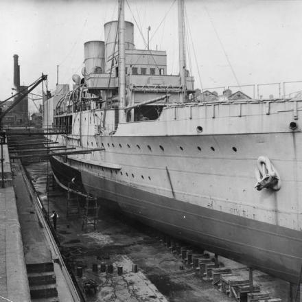 La portaerei HMS Vindex in bacino di carenaggio a Hull. © IWM (Q 73636)